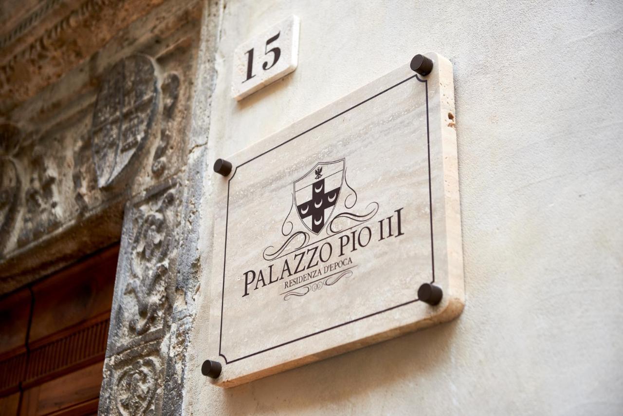 مبيت وإفطار سارتيانو Palazzo Pio III - Residenza D'Epoca المظهر الخارجي الصورة